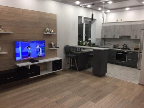 Вот такой вариант присоединения кухни к гостиной от нашего подписчика. 03