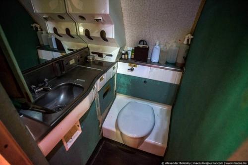 Настоящий выживальщик!  Отшельник в списанном самолете посреди леса живет. 08