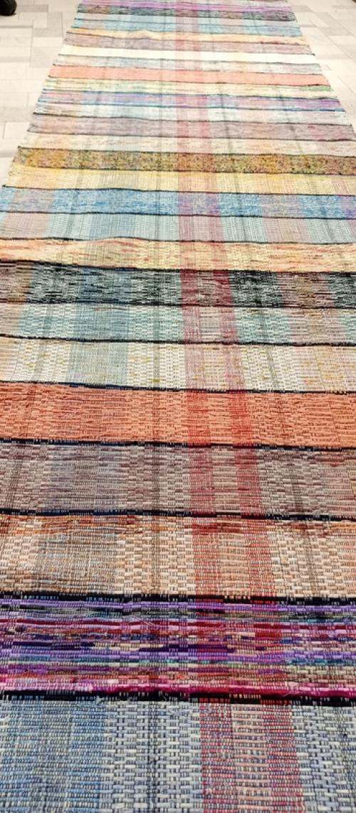 Длинный домотканый половик на горизонтальном ткацком стане соткан. 01