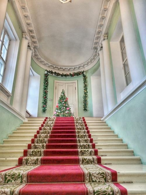 Благодаря новогодней ярмарке в пресс - особняке АиФ можно посмотреть интерьеры дворца на мясницкой. 01