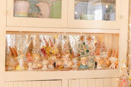 Рождественское безумие в доме шеннон келли - десятки метров гирлянд из дождика украшают гостиную. 05