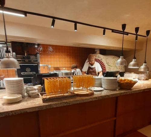 Лашатеми кантаре, что означает в переводе с итальянского - позвольте мне спеть. 
