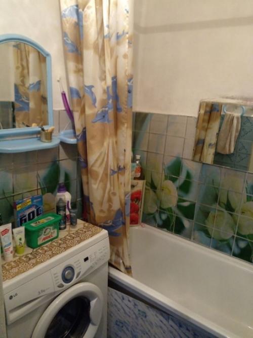 Было/стало. Моя внучка учится на дизайнера и помогла бабушке сделать ремонт в ванной комнате, сама придумала интерьер ванной комнаты. 01