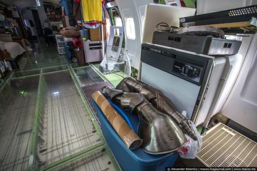 Настоящий выживальщик!  Отшельник в списанном самолете посреди леса живет. 04