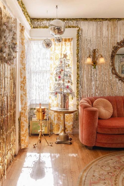 Рождественское безумие в доме шеннон келли - десятки метров гирлянд из дождика украшают гостиную. 02