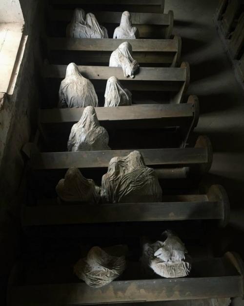 Один из самых жутких и завораживающих скульптурных перформансов современности - работа Якуба хадравы. 02