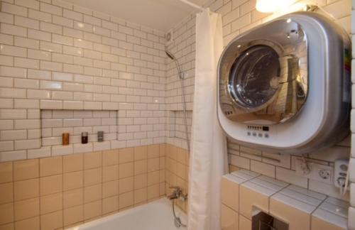 Стиральная машина в маленькой ванной комнате. 08