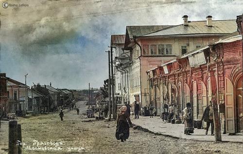 Из числа каменных зданий лучшие дома присутственных мест и купца. 01