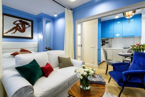 Интерьер квартиры 29 м с синими стенами.