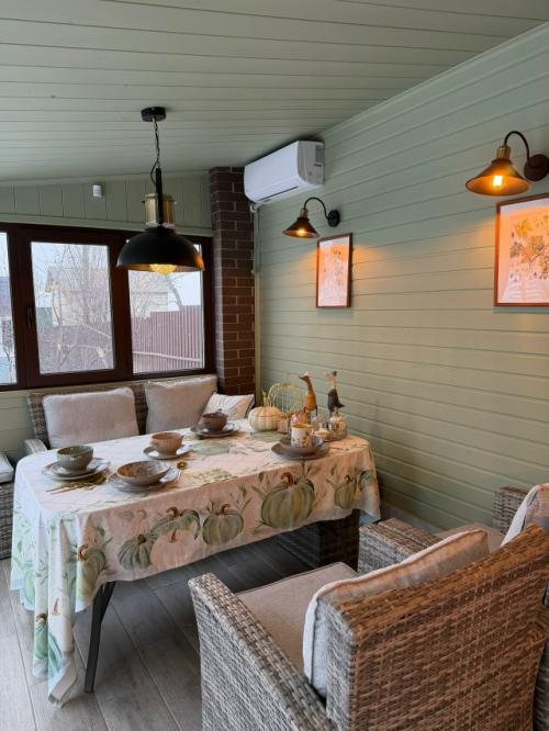 На даче.
До сих пор не убрали сервировку стола. 
