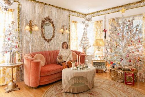 Рождественское безумие в доме шеннон келли - десятки метров гирлянд из дождика украшают гостиную.