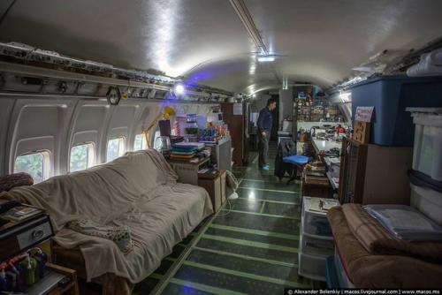 Настоящий выживальщик!  Отшельник в списанном самолете посреди леса живет. 05