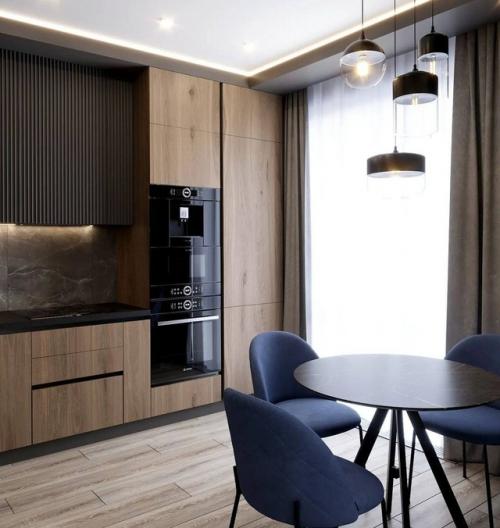 Наполненный интерьер кухни - гостиной. 03