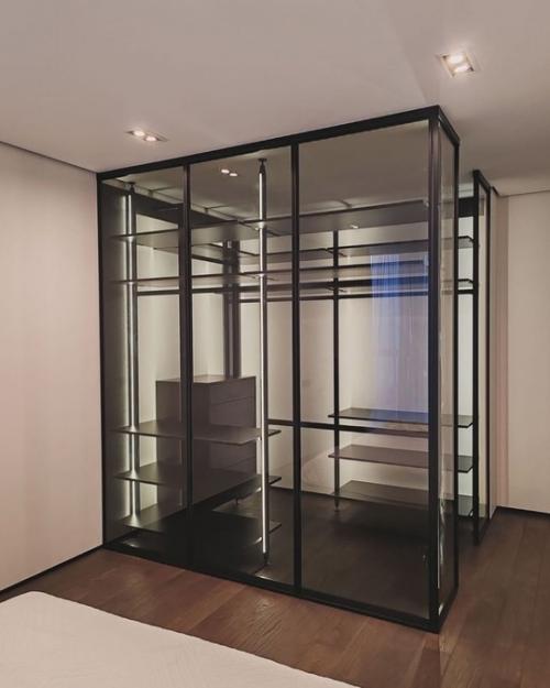 Стекла и зеркала давно вошли в наш интерьер, они создают легкость и визуально расширяют пространство. 04