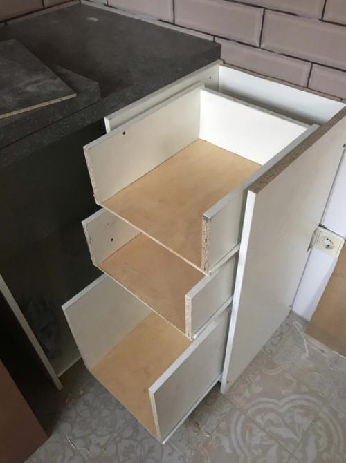 Кухня, полностью собранная девушкой. 08