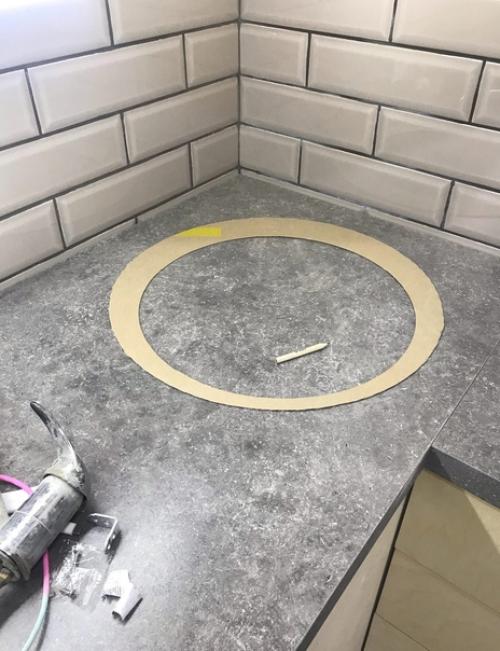 Кухня, полностью собранная девушкой. 01