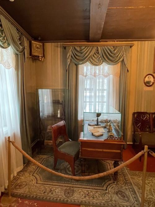 Экспозиция размещается в цокольном (подклете) и первом (жилом) этажах дома - музея. 07