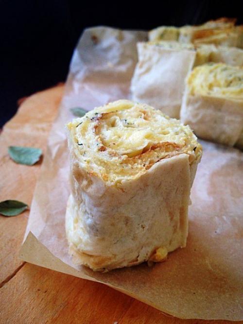 Слоёный пирог из лаваша с творогом, сыром и зеленью. 01