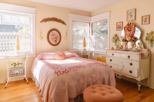 Рождественское безумие в доме шеннон келли - десятки метров гирлянд из дождика украшают гостиную. 09