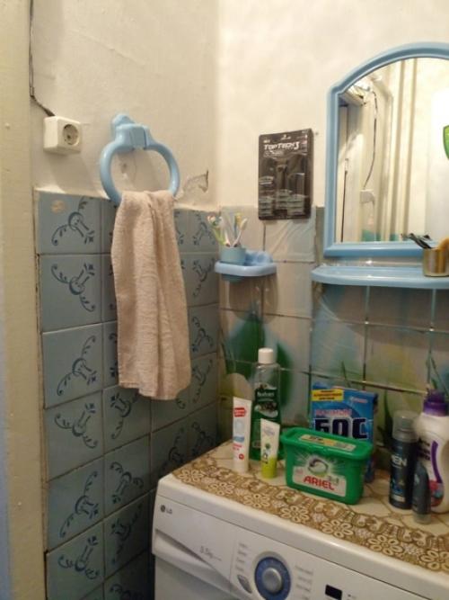 Было/стало. Моя внучка учится на дизайнера и помогла бабушке сделать ремонт в ванной комнате, сама придумала интерьер ванной комнаты. 02