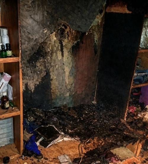 43-Летний житель Глазова решил, что выходить на мороз ради праздника - это лишнее, и устроил пиротехническое шоу прямо посреди комнаты. 02