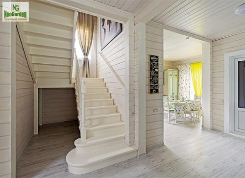 Интерьер загородного дома в спокойных тонах с яркими акцентами. 05