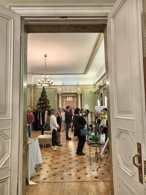 Благодаря новогодней ярмарке в пресс - особняке АиФ можно посмотреть интерьеры дворца на мясницкой. 07