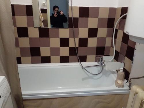 Было/стало. Моя внучка учится на дизайнера и помогла бабушке сделать ремонт в ванной комнате, сама придумала интерьер ванной комнаты. 06