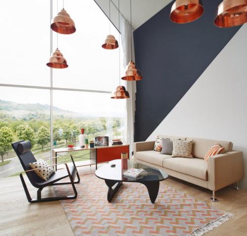 Кофейный столик кажется пришельцем из другой эпохи, неизменным атрибутом роскоши и достатка. 03