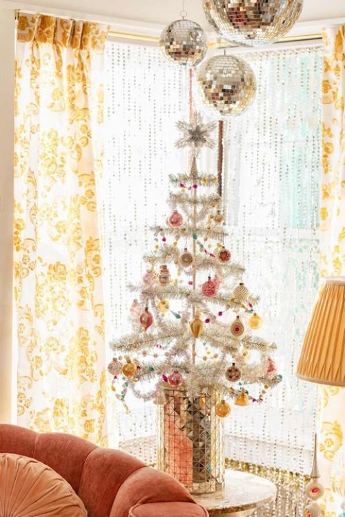 Рождественское безумие в доме шеннон келли - десятки метров гирлянд из дождика украшают гостиную. 03
