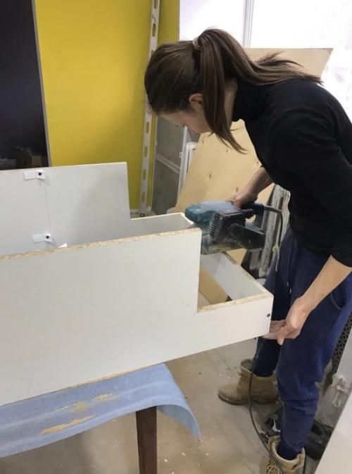 Кухня, полностью собранная девушкой. 09