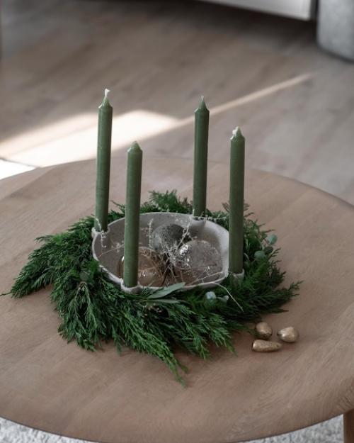 Прекрасный насыщенно - зеленый цвет в стильном рождественском интерьере. 07