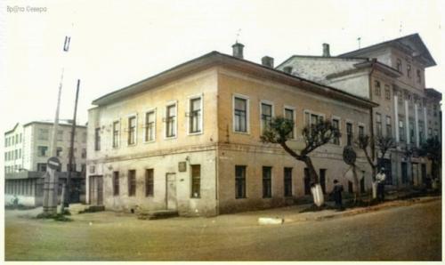 Из числа каменных зданий лучшие дома присутственных мест и купца. 06