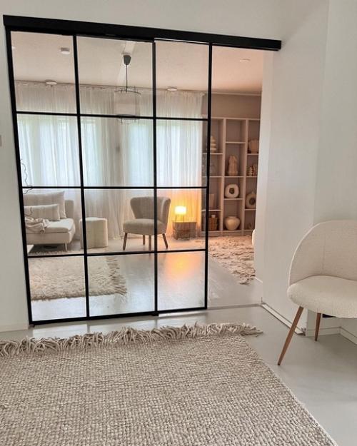 Декоративная стеклянная перегородка пользуется популярностью не только в интерьерах в стиле лофт, но и в сканди. 02