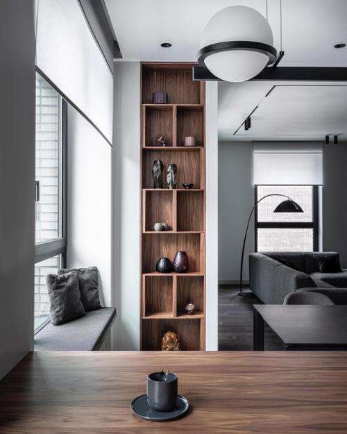 Разбавить монохромную цветовую гамму помогли природные элементы дизайна в виде деревянной столешницы и каменного кухонного фартука. 02