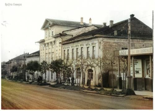 Из числа каменных зданий лучшие дома присутственных мест и купца. 05