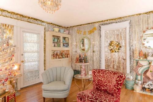 Рождественское безумие в доме шеннон келли - десятки метров гирлянд из дождика украшают гостиную. 04