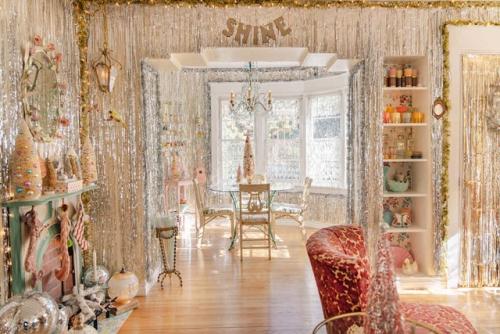 Рождественское безумие в доме шеннон келли - десятки метров гирлянд из дождика украшают гостиную. 06