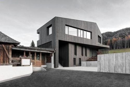 Дом в современном стиле из дерева и бетона. 03