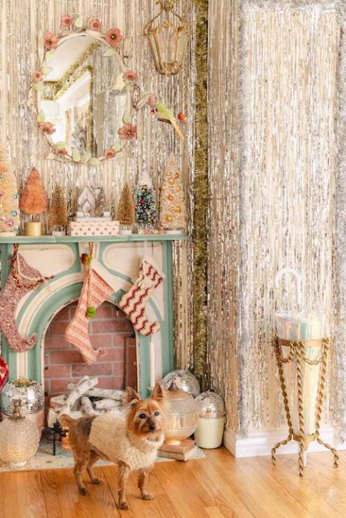 Рождественское безумие в доме шеннон келли - десятки метров гирлянд из дождика украшают гостиную. 01