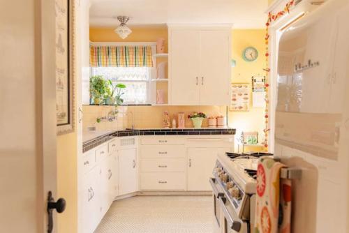 Рождественское безумие в доме шеннон келли - десятки метров гирлянд из дождика украшают гостиную. 07