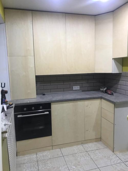 Кухня, полностью собранная девушкой. 04