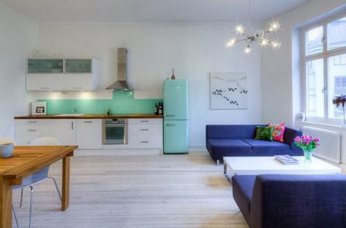 Мятный цвет является волшебной палочкой дизайнеров, которой можно наколдовать в интерьере помещения атмосферу натуральной свежести и прохлады.