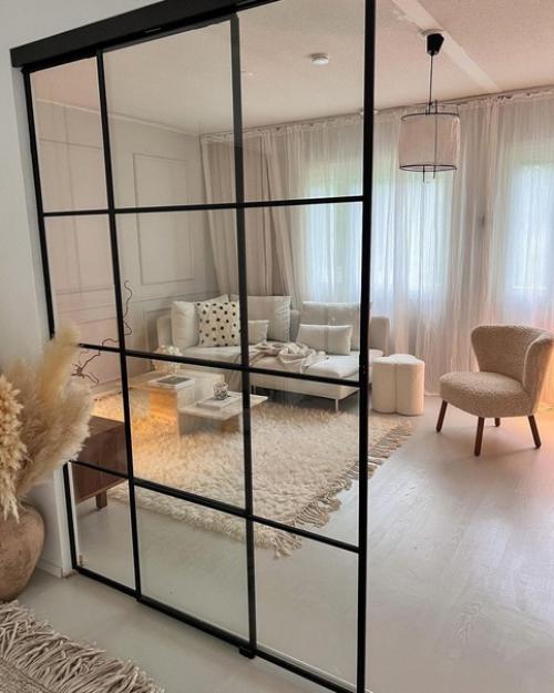 Декоративная стеклянная перегородка пользуется популярностью не только в интерьерах в стиле лофт, но и в сканди. 01