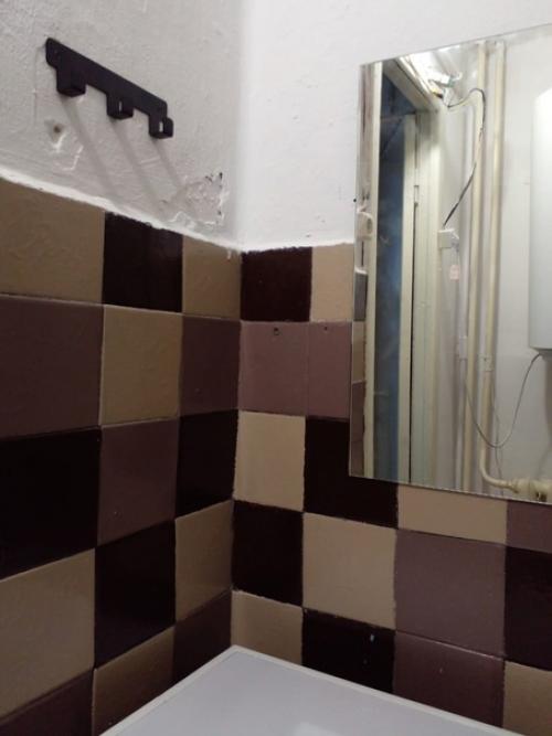 Было/стало. Моя внучка учится на дизайнера и помогла бабушке сделать ремонт в ванной комнате, сама придумала интерьер ванной комнаты. 04