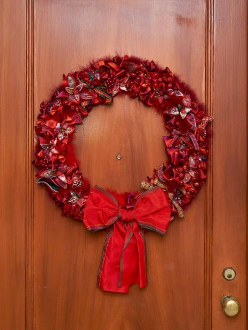 Венки и гирлянды - вечная новогодняя классика, но даже в привычных элементах всегда есть место фантазии. 01