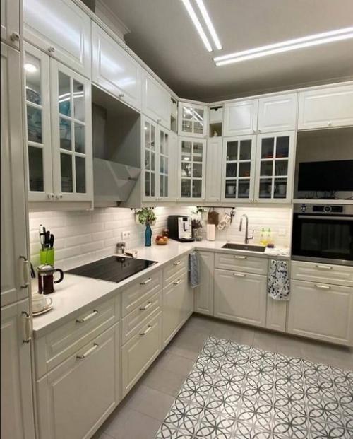 Очень уютный, светлый интерьер кухни получился, а цветовых акцентов всегда можно добавить с помощью милых сердцу, ярких деталей. 01