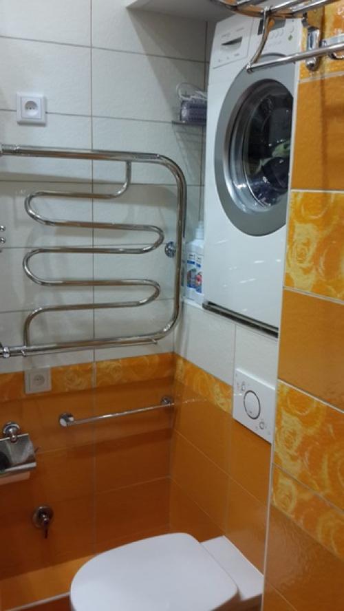 Стиральная машина в маленькой ванной комнате. 06
