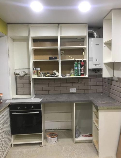 Кухня, полностью собранная девушкой. 05