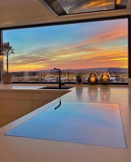 Кажется, тут все сделано для того, чтобы хозяйка не покидала кухню. 01